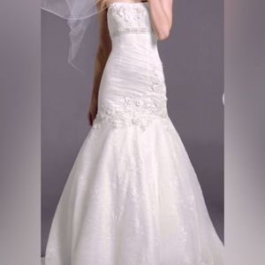 Never worn, never tailored Oleg Cassini wedding dress, size 8